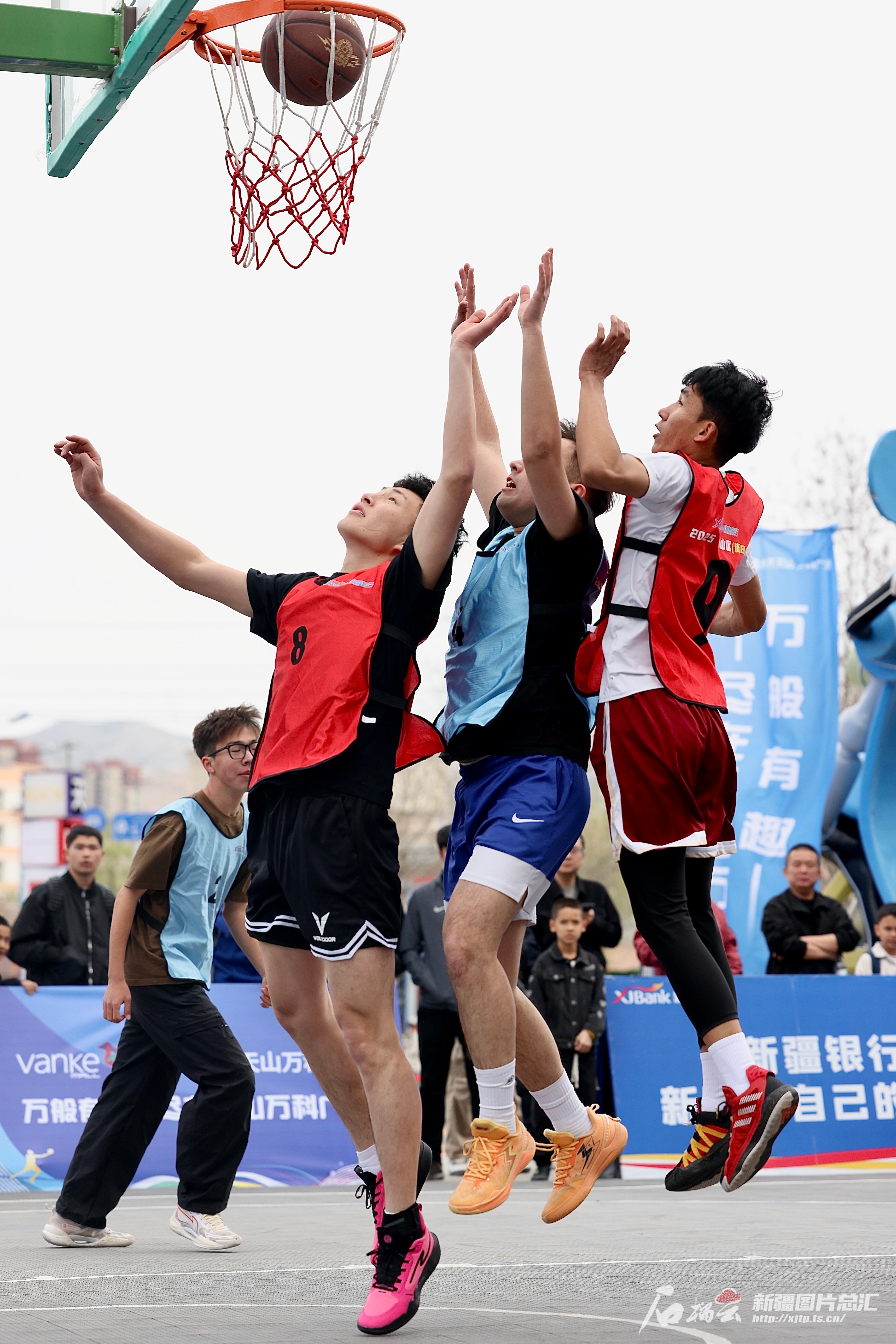 男子篮球小组赛，澳大利亚胜出