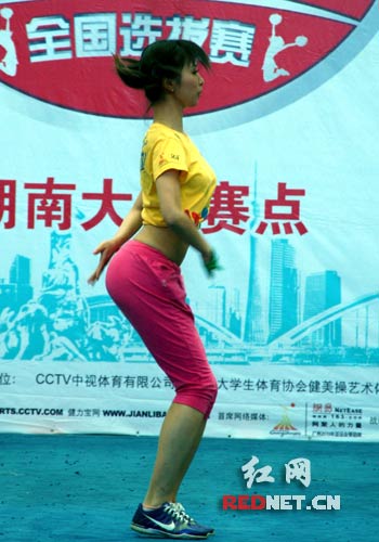 包含游泳比赛强手云集，选手展现超凡实力的词条